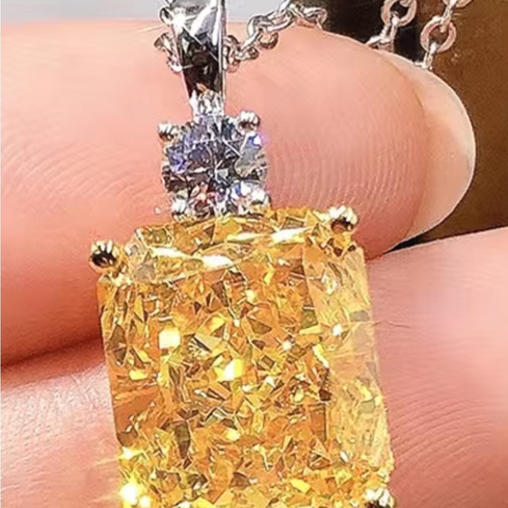 Citrine gemstone pendant necklace. NEW